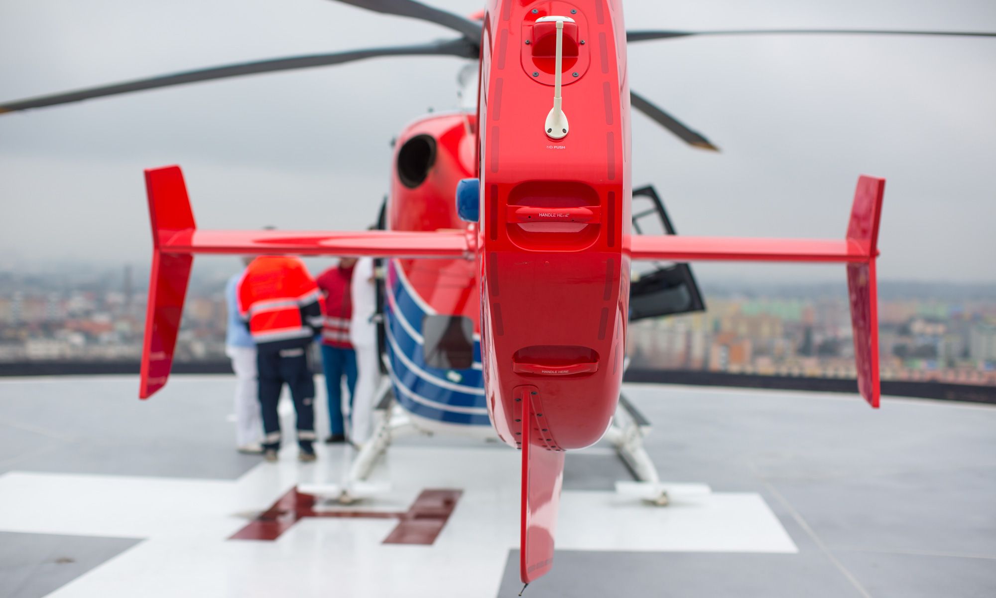Moderner medizinischer Hubschrauber auf dem Hubschrauberlandeplatz eines Krankenhauses (Bild: lightpoet / depositphotos.com)