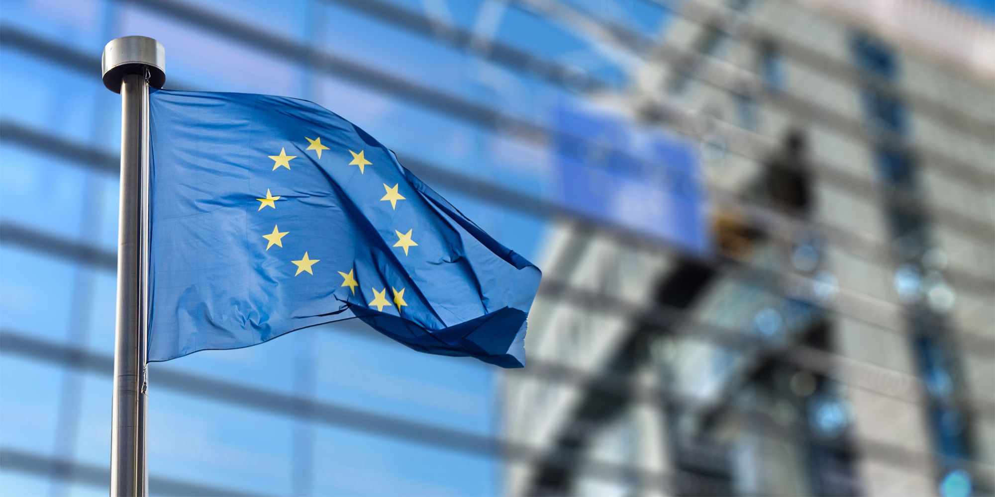 Flagge der Europäischen Union vor dem Europäischen Parlament