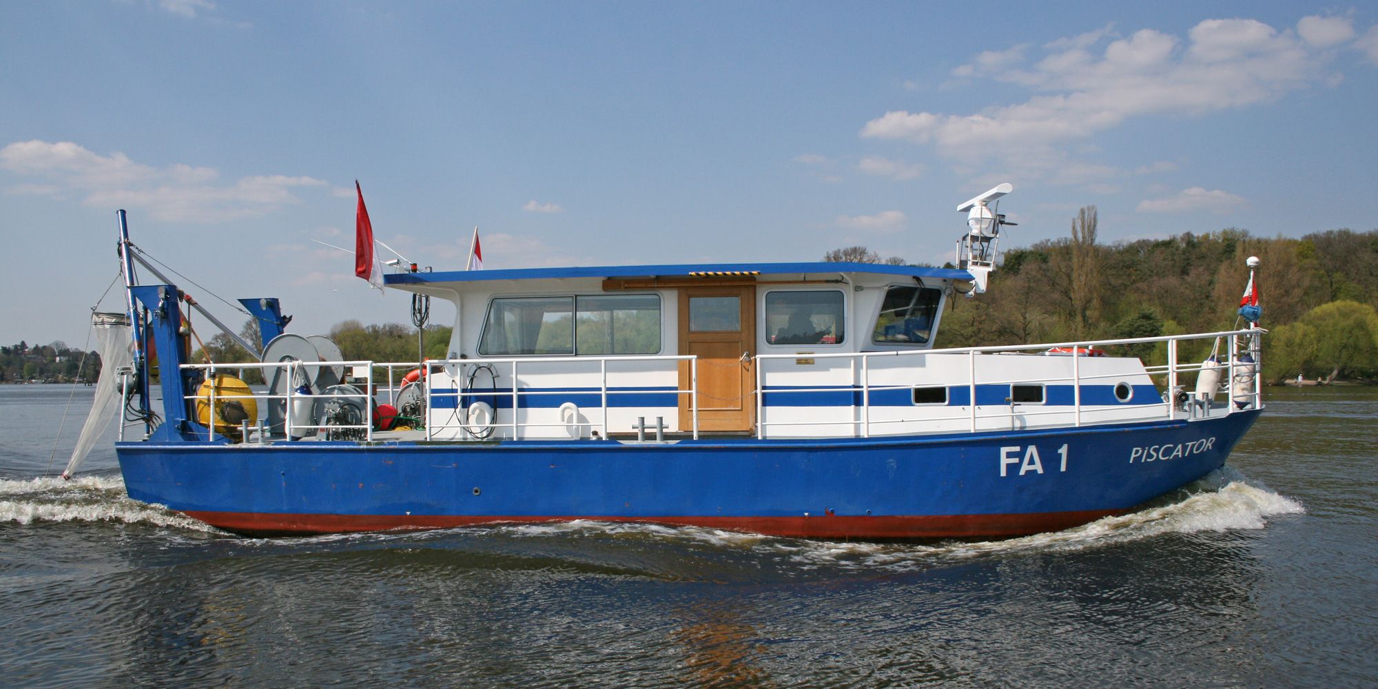 Fischereiforschungsschiff "PISCATOR". Der Rumpf ist blau, der Aufbau weiß. Das motorbetriebene Schiff fährt auf der Havel.