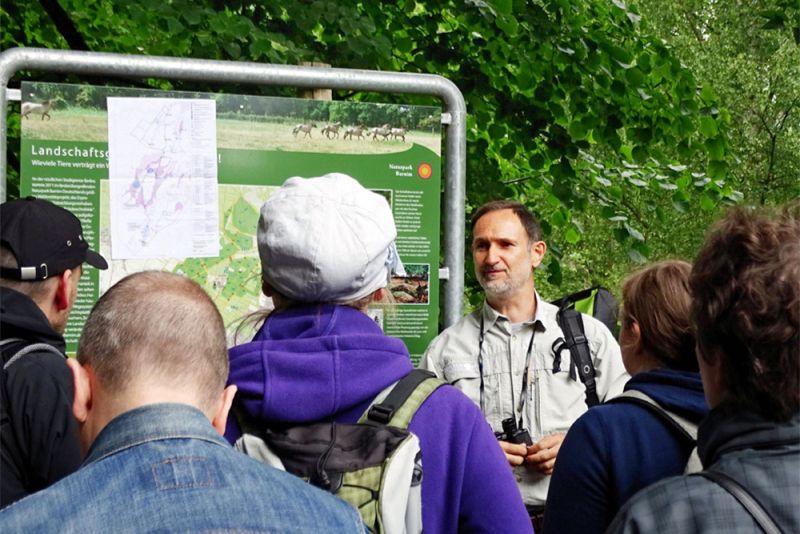 Forstamtsleiter Romeo Kapel erklärt die Geschichte des Hobrechtswaldes, 2015