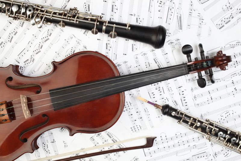 Klasische Musikinstrumente und Noten