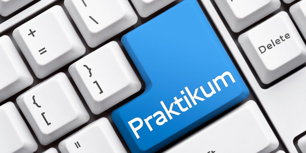 Tastatur mit blauer Taste Praktikum