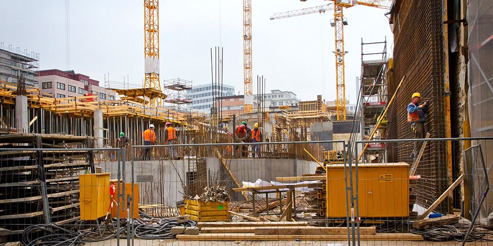 Großbaustelle mit Bauarbeitern