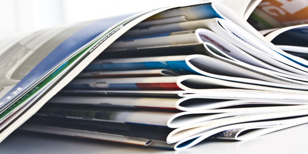Ein Stapel mit Zeitschriften