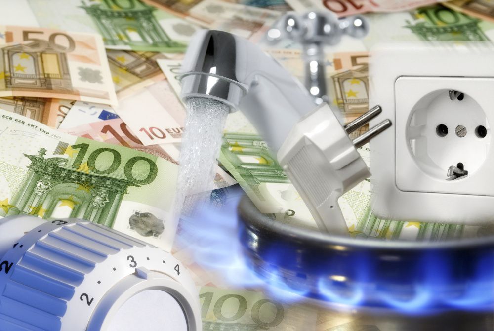 Collage: Geld, Steckdose, Wasserhahn