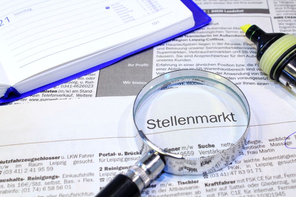 Jobsuche Zeitung Lupe