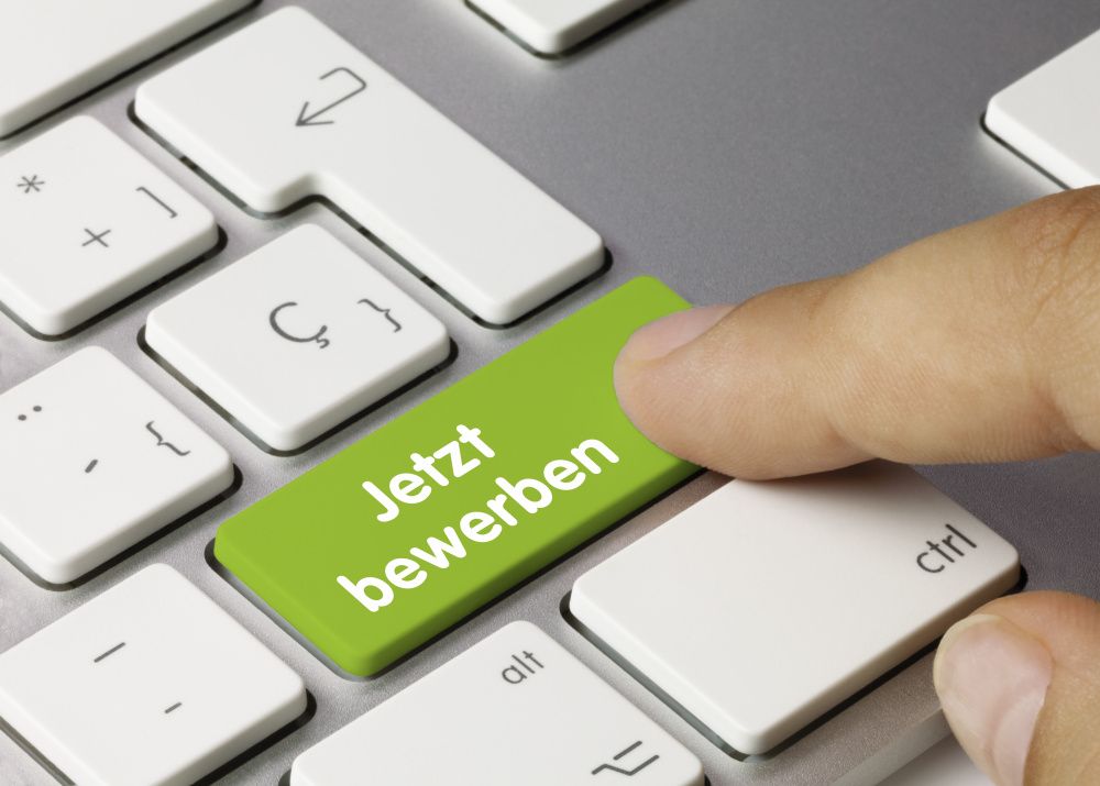 Tastatur mit einer grünen Taste auf der "Jetzt bewerben" steht