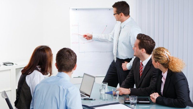 Seminarleiter mit seinem Team