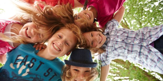 6 lachende Kinder