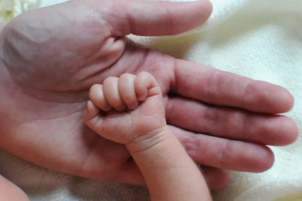 Hände Baby und Mama