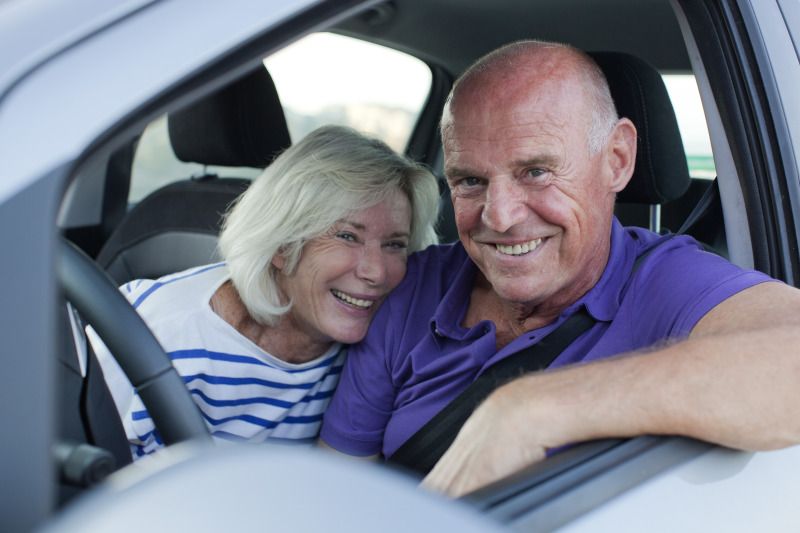 Senioren im Auto