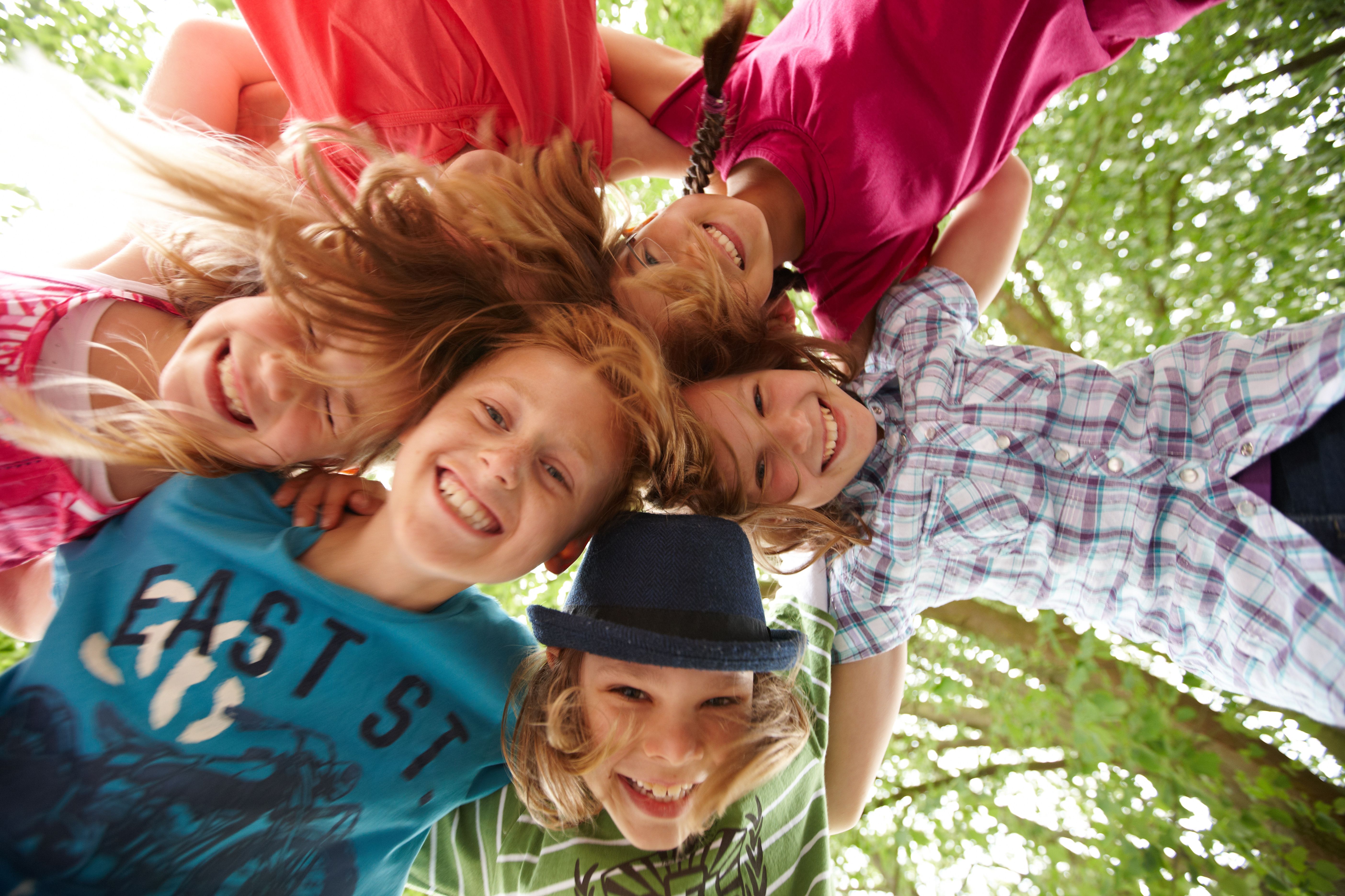 6 lachende Kinder