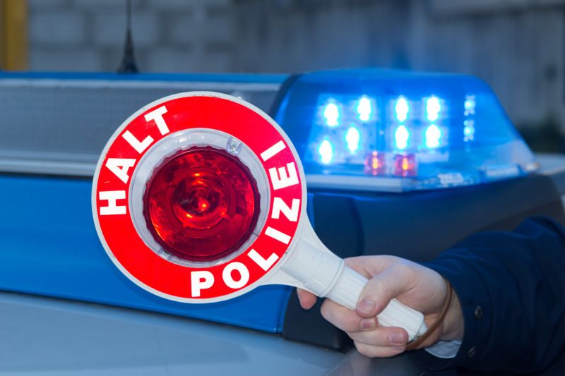 Haltestab der Polizei mit dem Schrifzug Halt Polizei