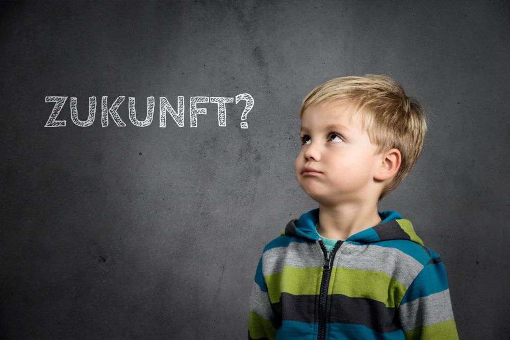 Kind schaut auf das Wort Zukunft