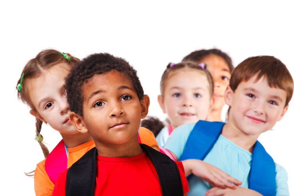5 Kinder stehen hintereinander und jedes zweite Kind beugt sich nach links oder rechts