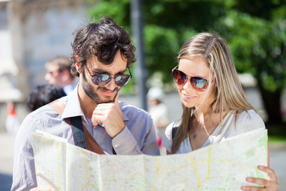 Ein Touristenpaar, das einen Stadtplan liest