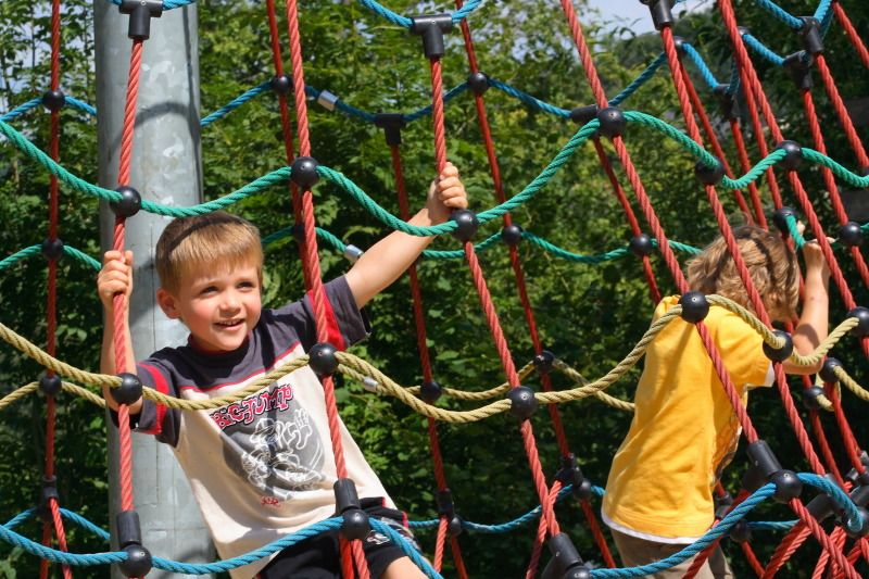 Kinder kletter auf Spielgerüst