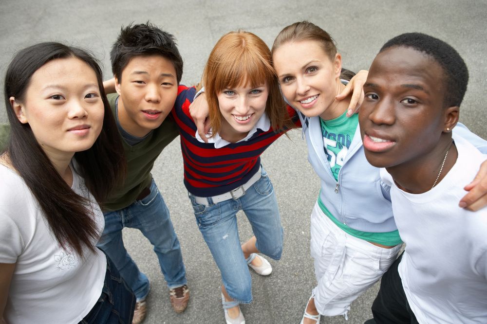 Gruppe junger Menschen internationaler Herkunft