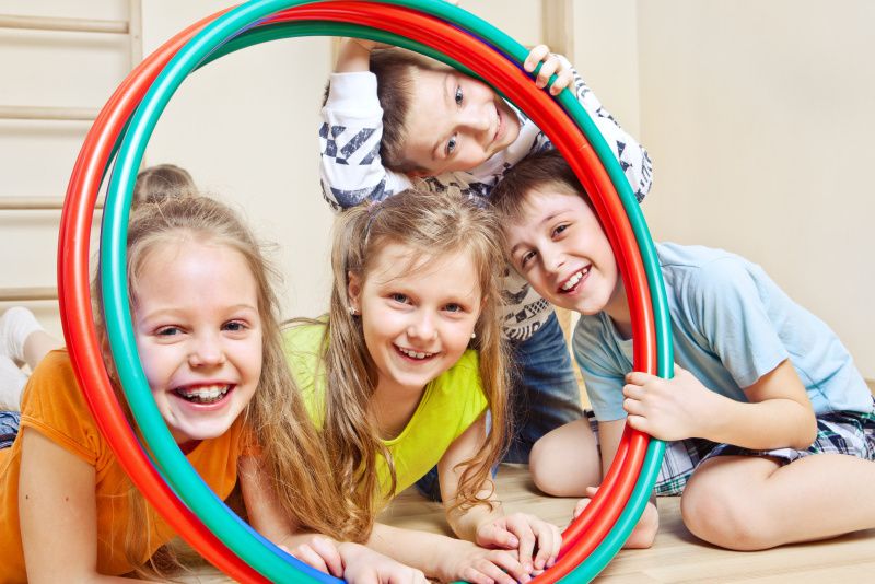 Kinder mit Hula Hoop Reifen