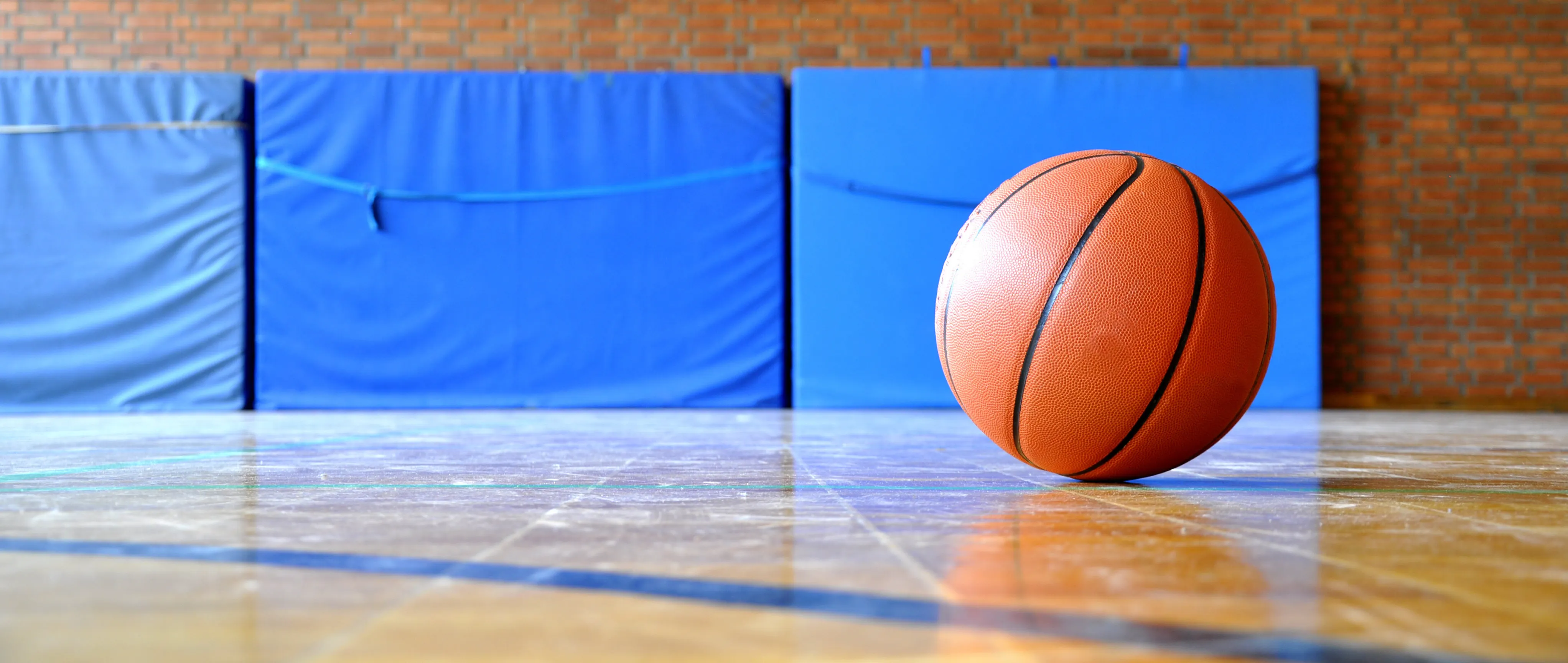 Basketball in einer Turnhalle