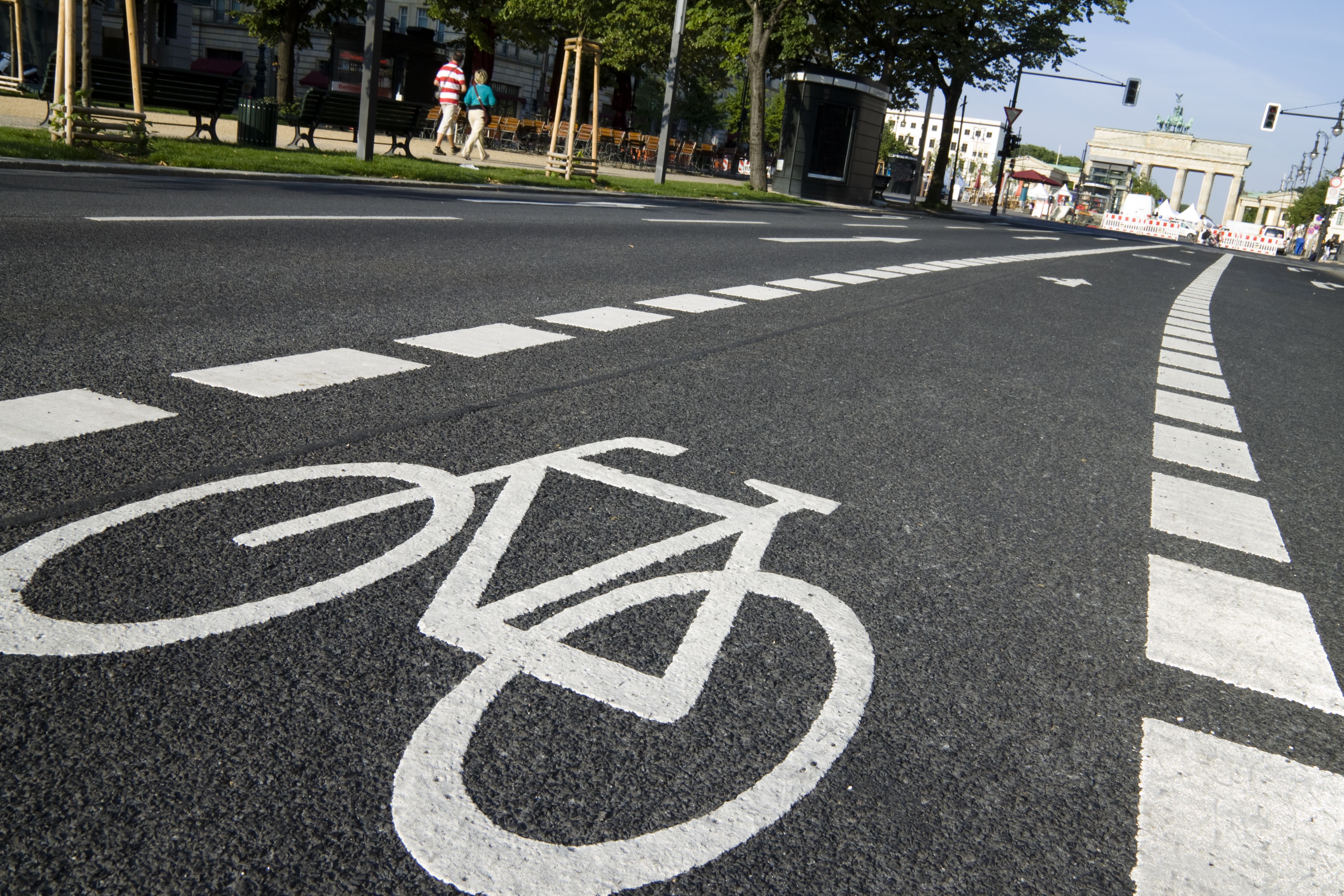 Fahrradstreifen, im Hintergrund Brandenburger Tor