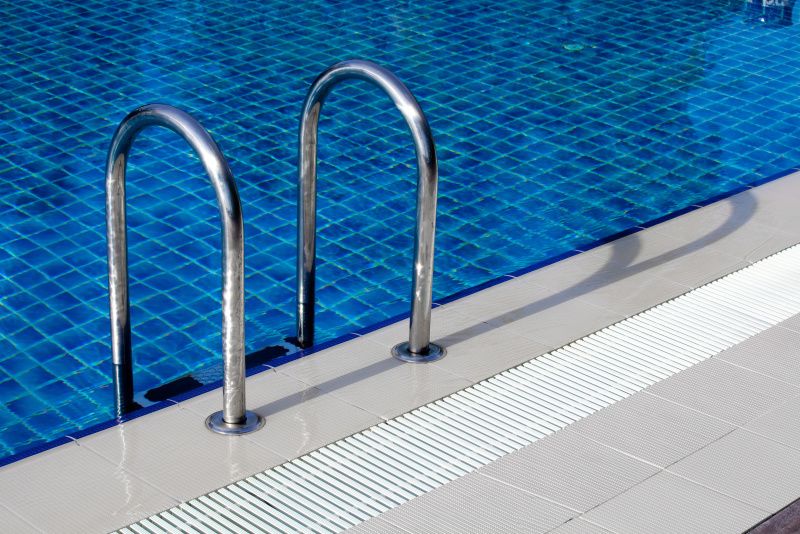 Schwimmbecken mit Leiter