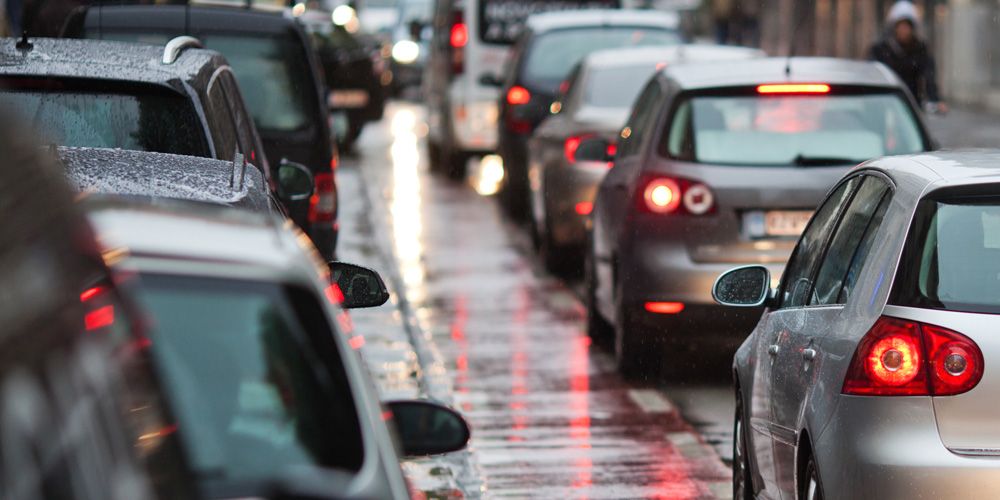 Stadtverkehr im Regen