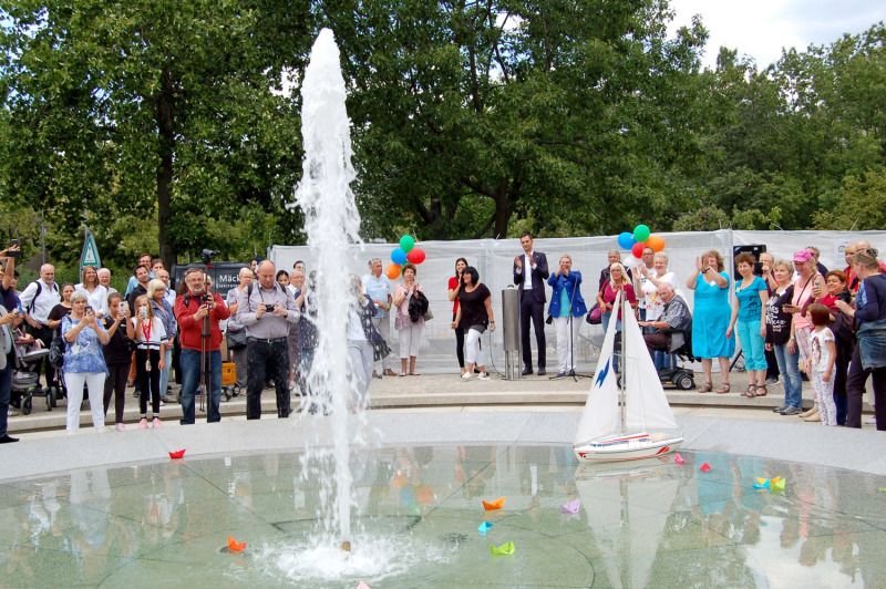 Brunnen an der Lipschitzallee - Einweihung