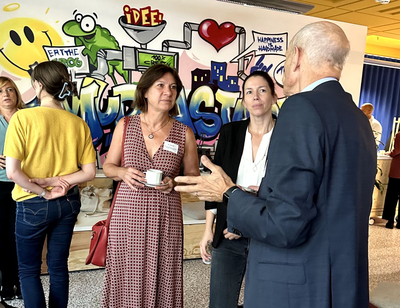 Gruppe von Menschen im Gsrpäch