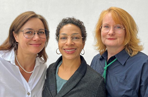 Drei Frauen schauen in die Kamera