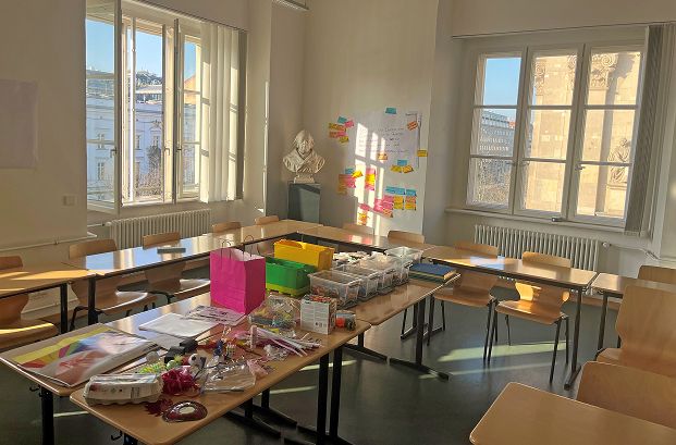 Projektarbeitsraum mit Bastelutensilien auf dem Tisch