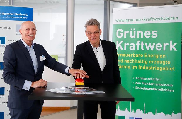 Ulrich Misgeld drückt auf einen roten Knopf