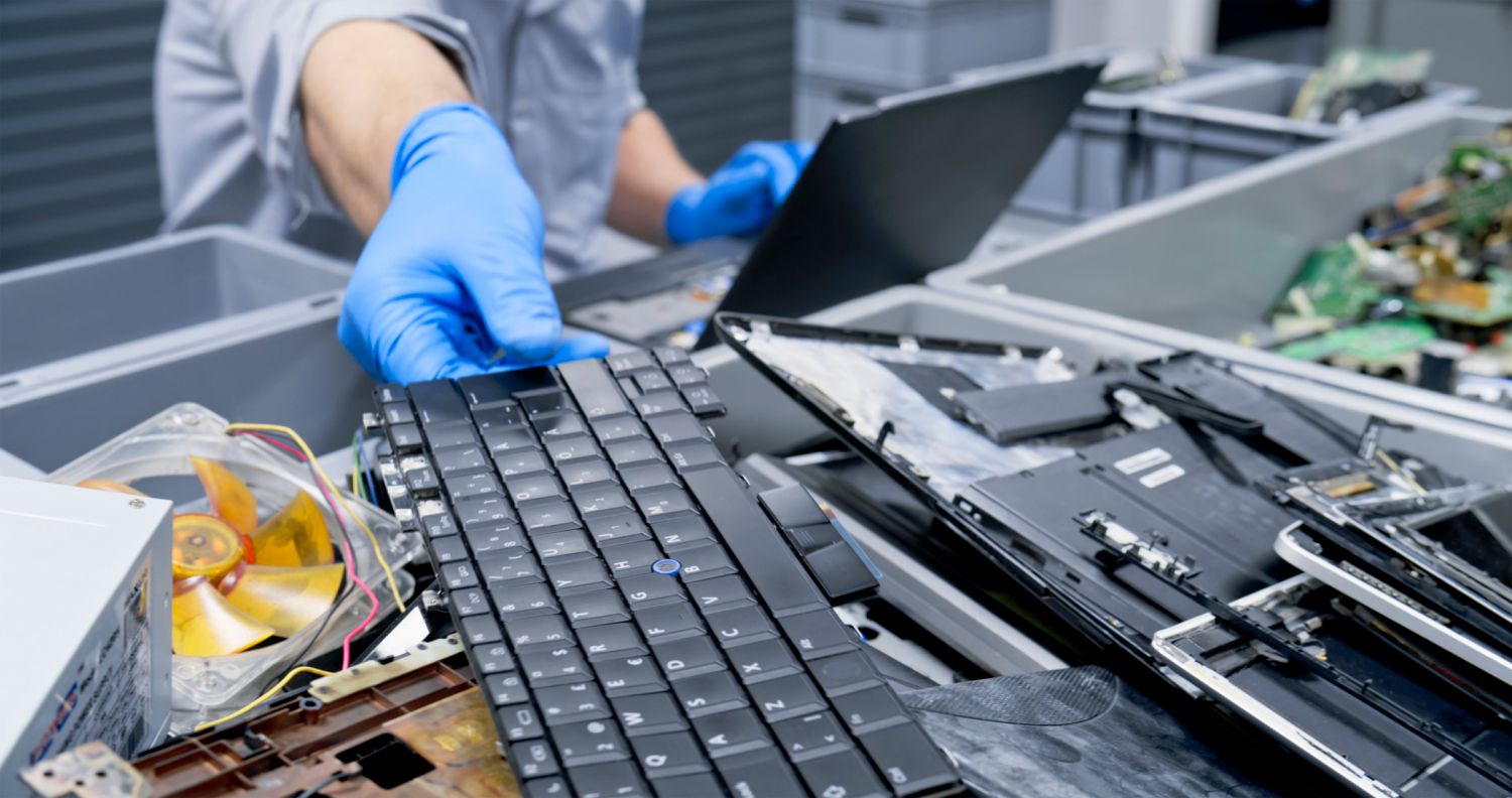 Ein Techniker repariert einen Laptop