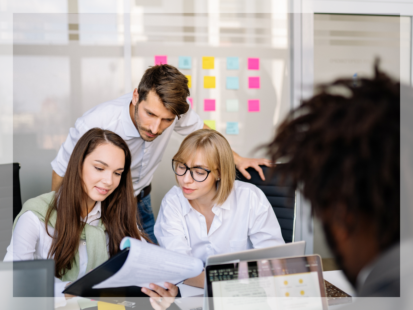 4 Mitarbeiter:innen arbeiten gemeinsam, Büro