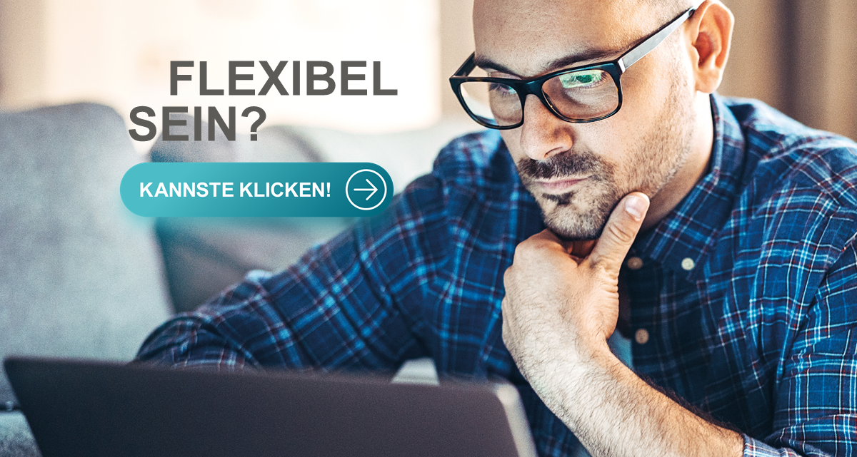 En Mann schaut auf seinen Computer