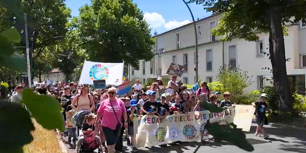 Anna Essinger Grundschule, Mühlenau-Grundschule, Reinfelder Grundschule, Schweizerhof-Grundschule, Zinnowwald-Grundschule: Der Demonstrationszug der 5 Grundschulen mit über 600 Kindern