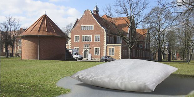 Das Denkzeichen zeigt ein riesiges Kissen im Park vor der ehemalige "Städtische Heil- und Pflegeanstalt Buch“