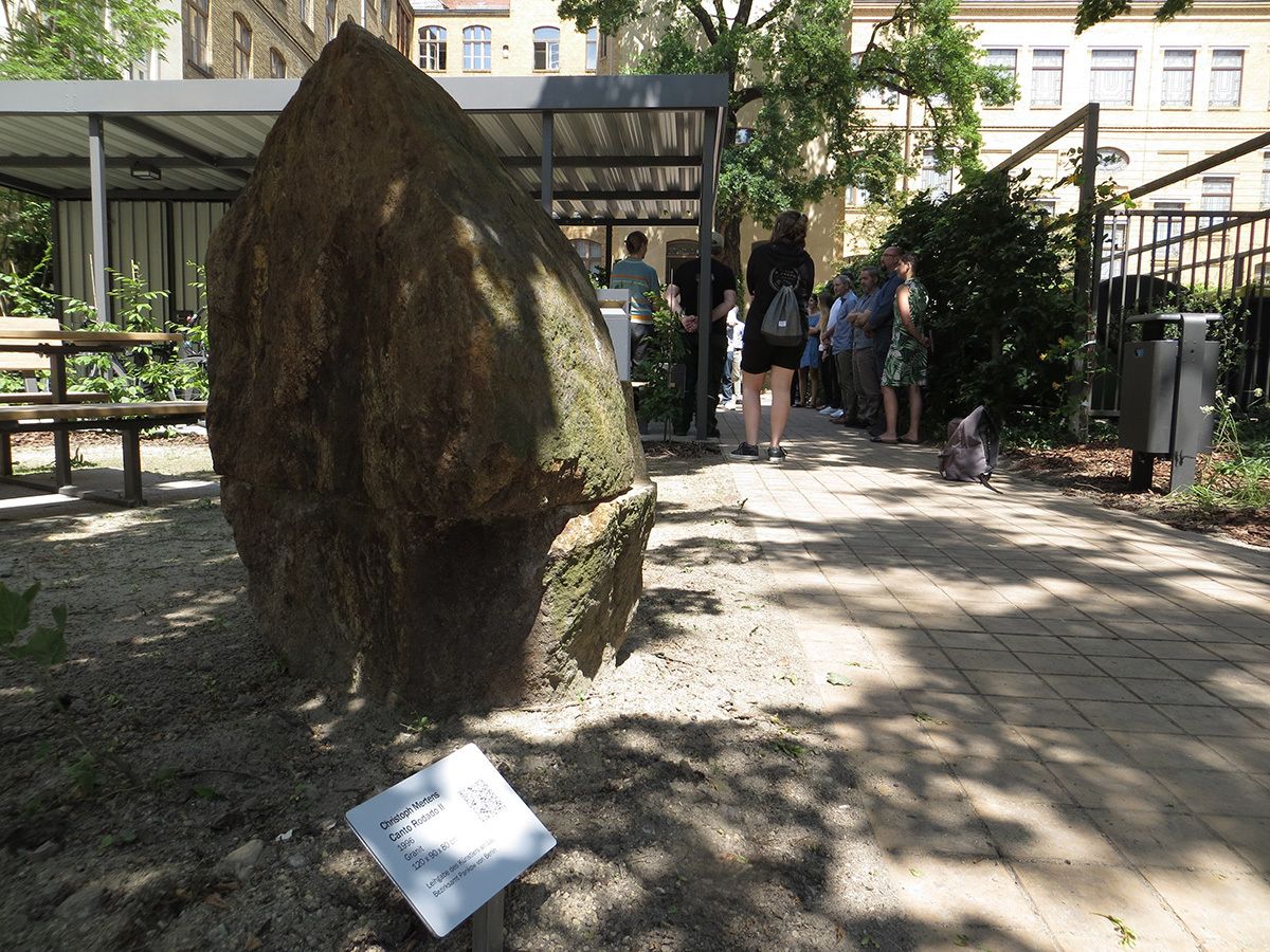 Übergabe des neugestalteten Rathaushofs Pankow, 11.06.2021, im Vordergrund: Skulptur Canto Rodado II von Christoph Mertens