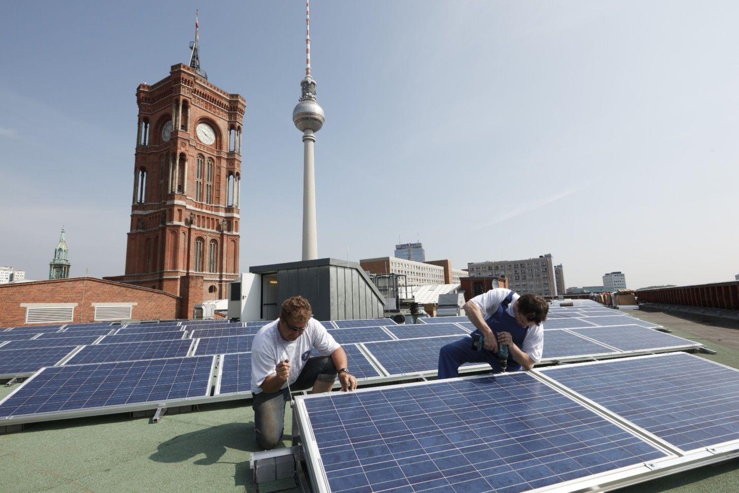 Aufbau der Photovoltaikanlage auf dem Dach des Roten Rathauses