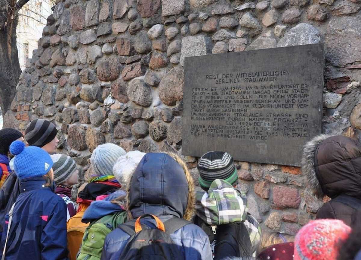 Schülergruppe vor Berliner Stadtmauer