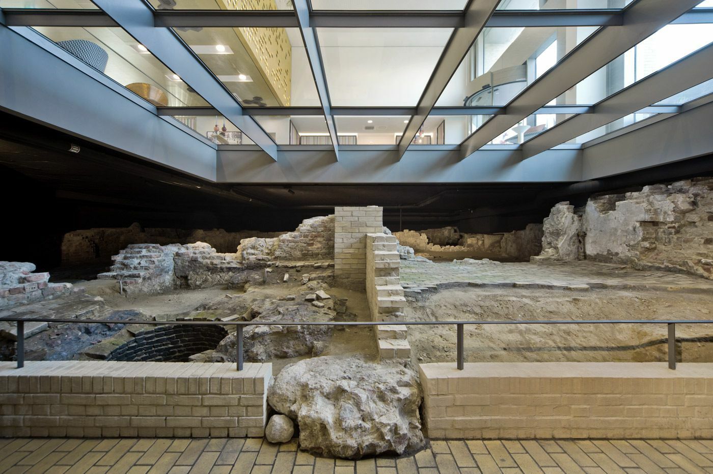 Archäologisches Fenster im Bereich der Grundstücke Scharrenstraße 21, 22 und des Cöllnischen Rathauses im Hotel Capri by Fraser in Berlin-Mitte am Petriplatz
