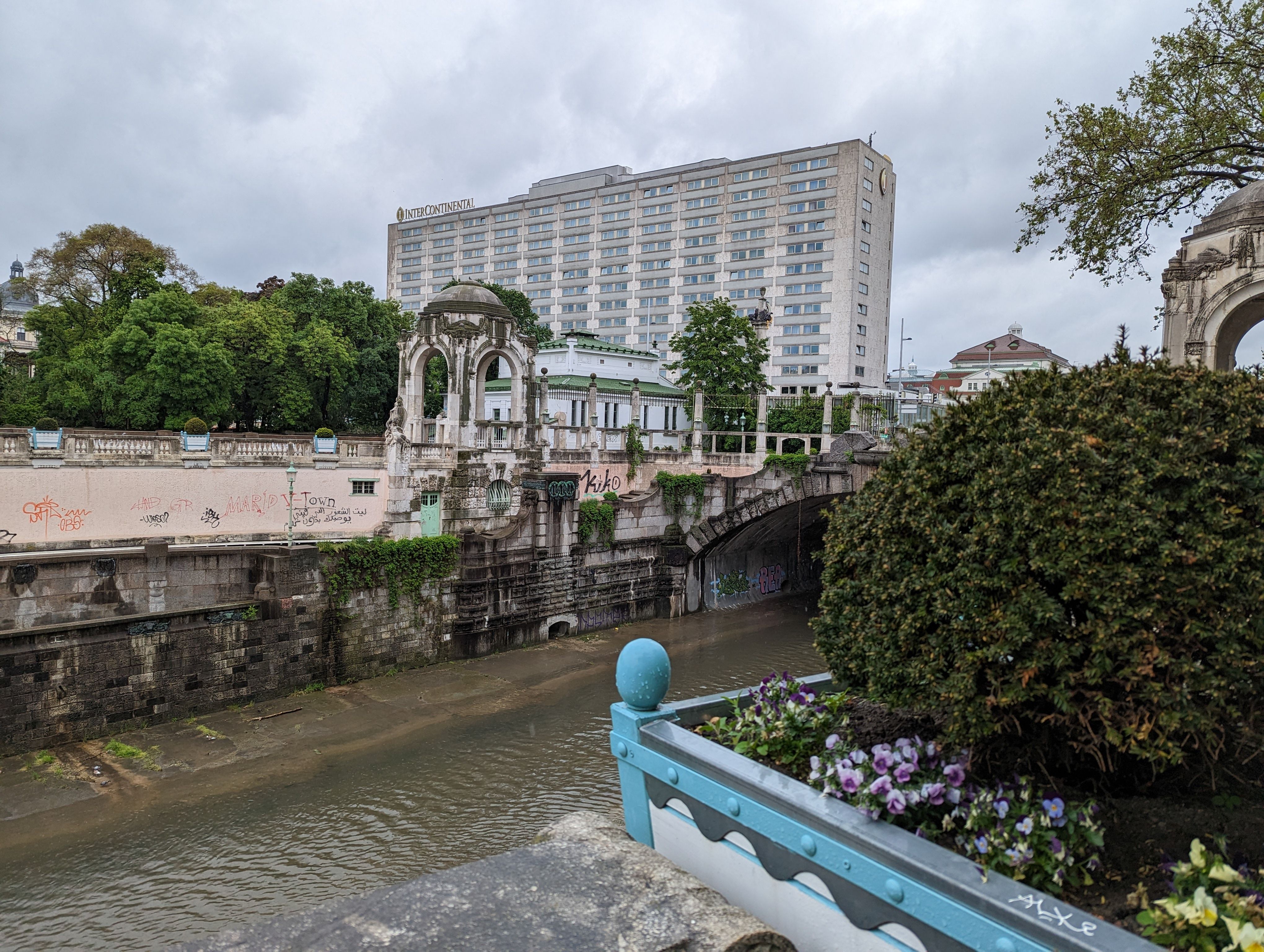 Wien: Intercontinental Hotel am Heumarkt, dahinter das Konzerthaus, im Vordergrund der Wienfluss und die Stadtbahnstation Stadtpark