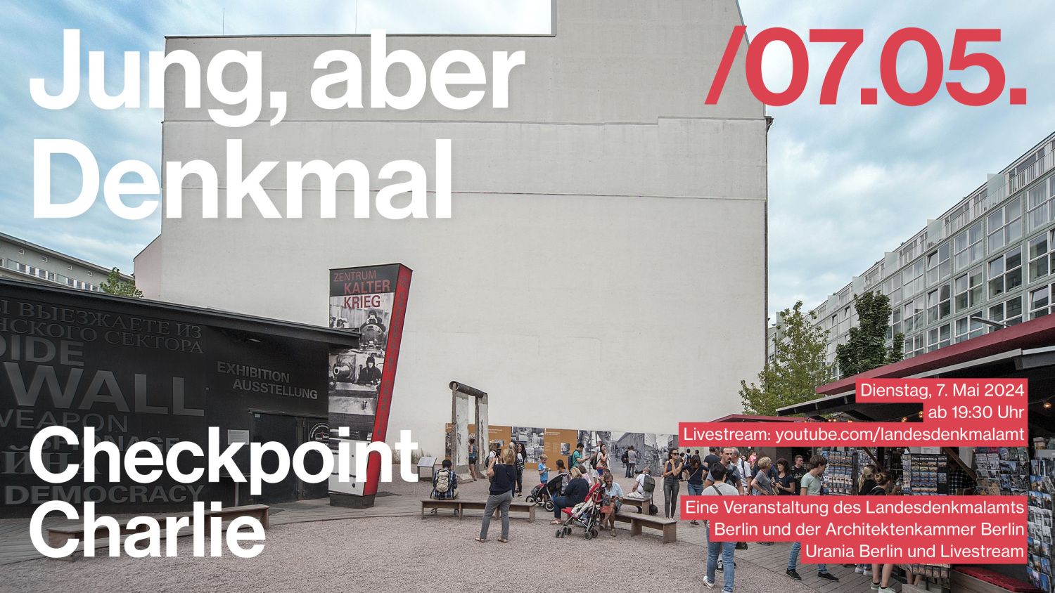 Blick auf eine der Brandwände am Checkpoint Charlie. Die Freiflächen werden heute für Informations- und Verkaufsstände genutzt.