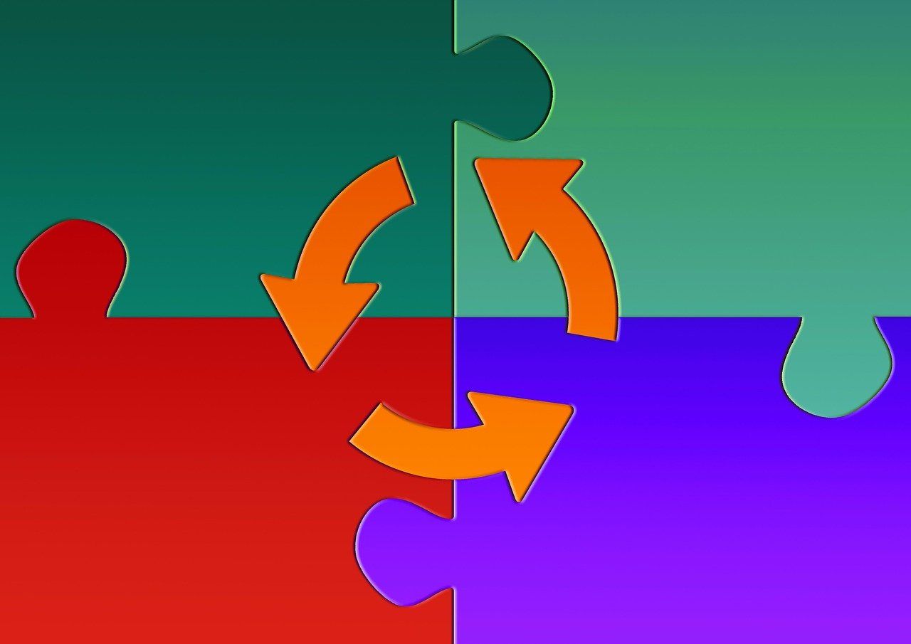 Puzzleteile und Pfeile