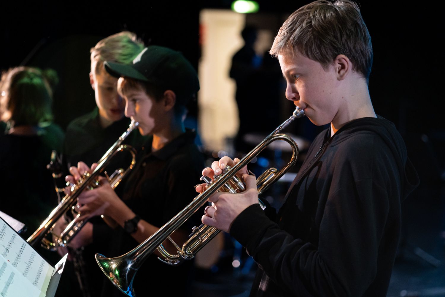 Zwei Jungen spielen Trompete