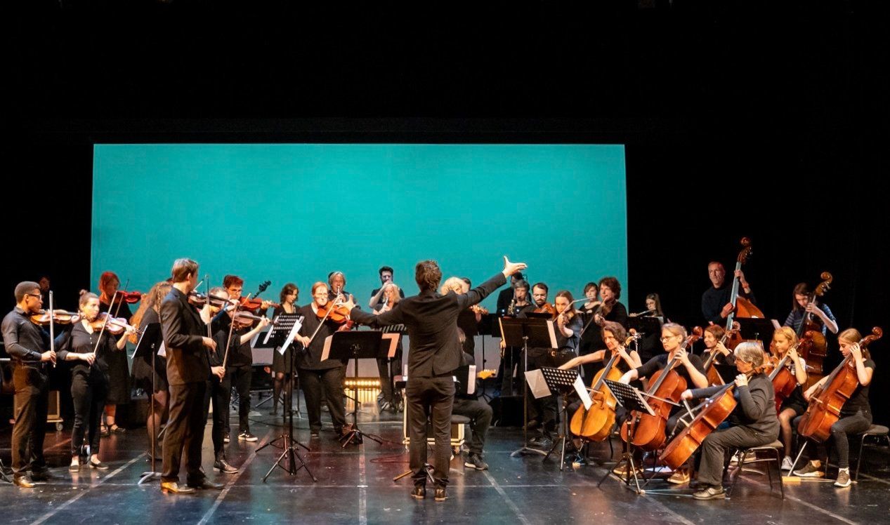 Orchester auf einer Bühne