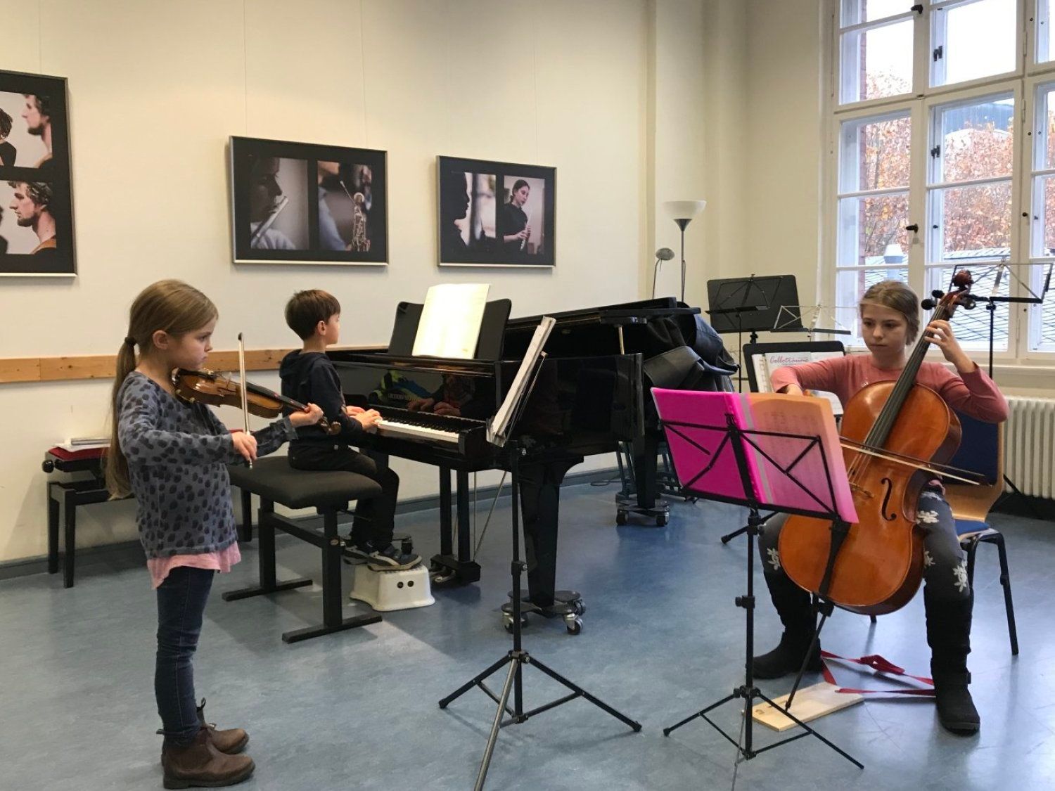 Drei Kinder machen zusammen Musik
