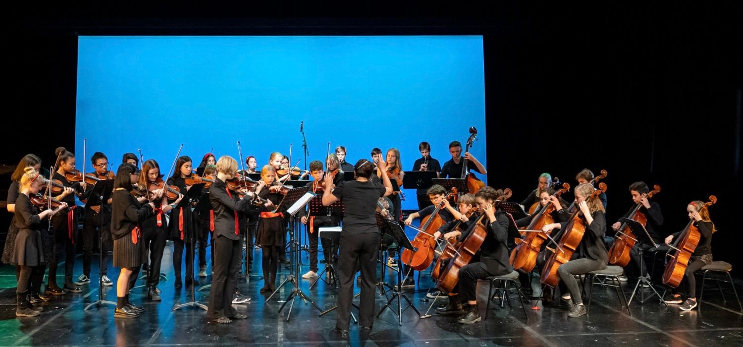 Orchester auf einer Bühne