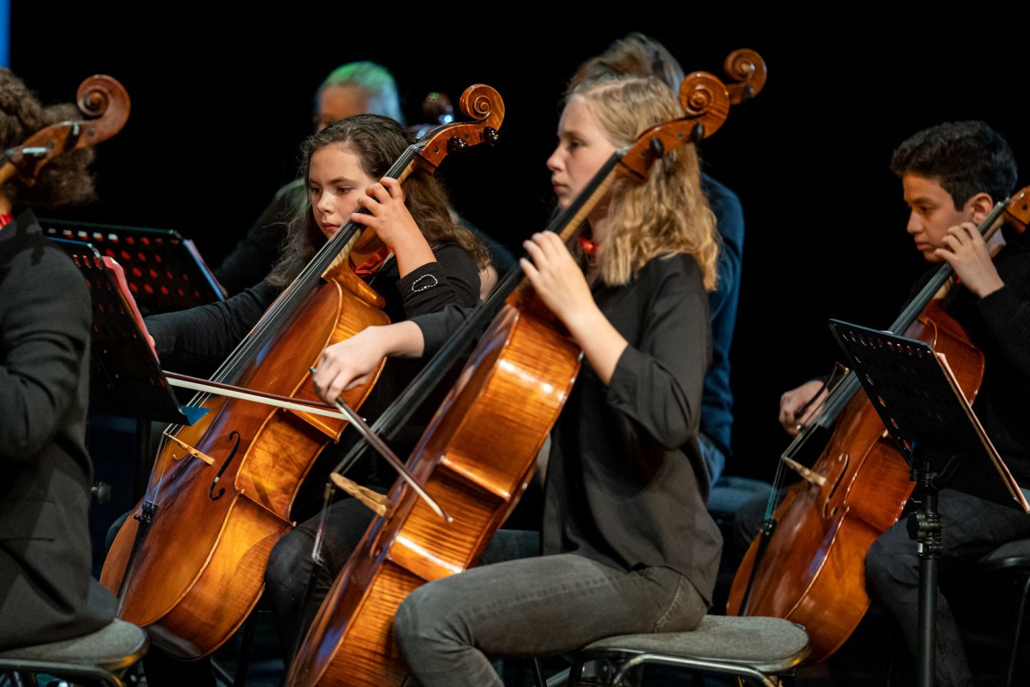 Jugendliche spielen Cello