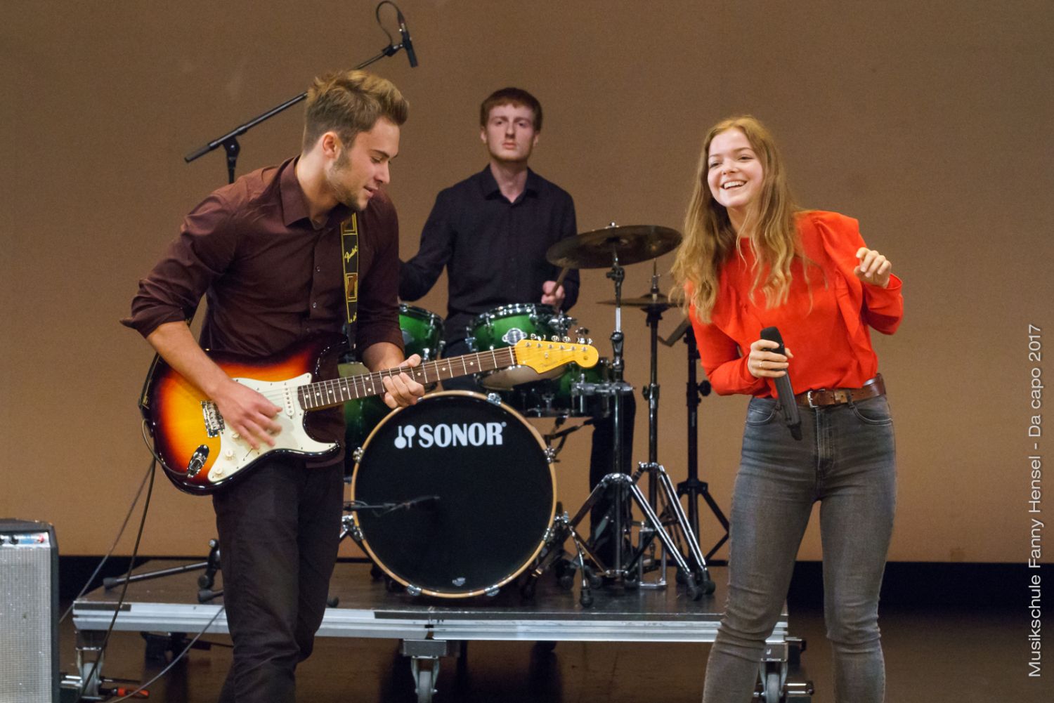 Band mit Gitarre, Schlagzeug und Gesang